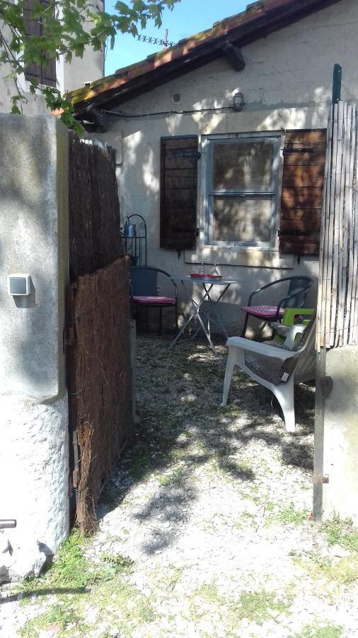 Petite Maison Dans La Campagne A 10 Mn A Pied Du Centre Ville Arles Bagian luar foto