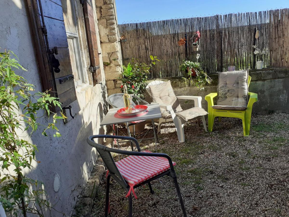 Petite Maison Dans La Campagne A 10 Mn A Pied Du Centre Ville Arles Bagian luar foto